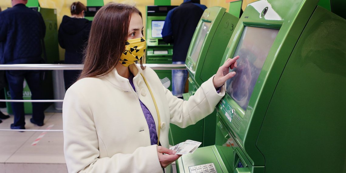Как снимать деньги в банкоматах без процентов?